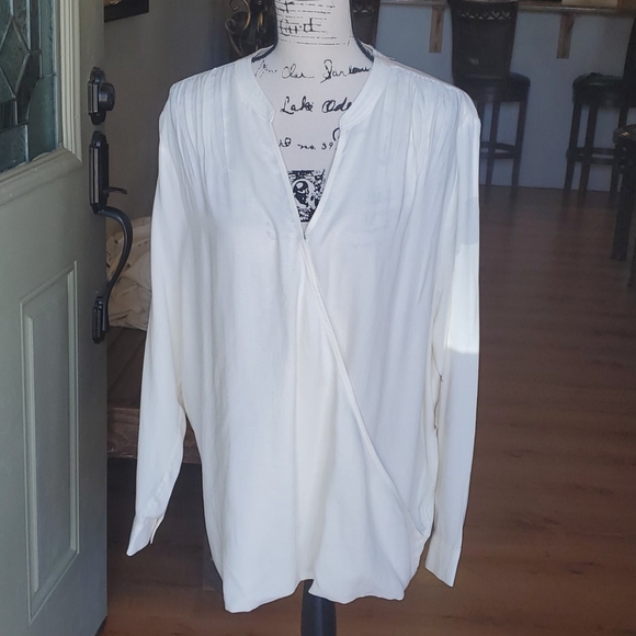 Terra & sky off white top
